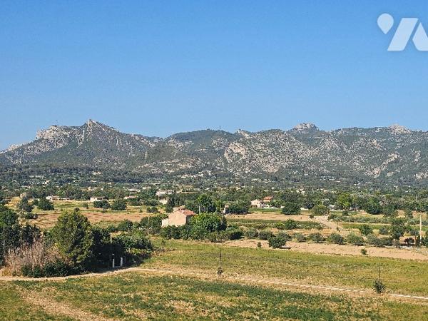 Appartement de type T3 rénové avec goût, belle vue dégagée sur la Sainte-Baume, avec cave et parking