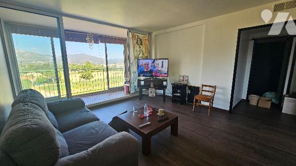 Appartement de type T3 rénové avec goût, belle vue dégagée sur la Sainte-Baume, avec cave et parking