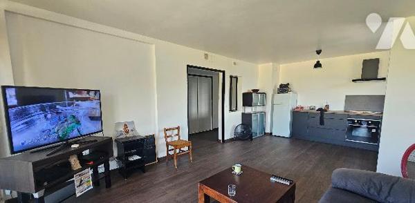 Appartement de type T3 rénové avec goût, belle vue dégagée sur la Sainte-Baume, avec cave et parking