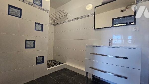 Appartement de type T3 rénové avec goût, belle vue dégagée sur la Sainte-Baume, avec cave et parking