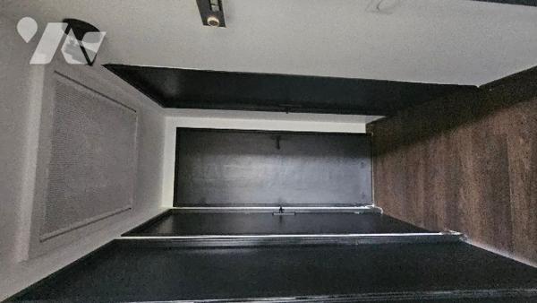 Appartement de type T3 rénové avec goût, belle vue dégagée sur la Sainte-Baume, avec cave et parking