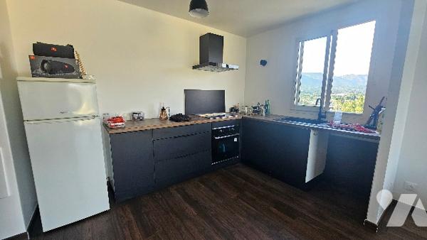 Appartement de type T3 rénové avec goût, belle vue dégagée sur la Sainte-Baume, avec cave et parking