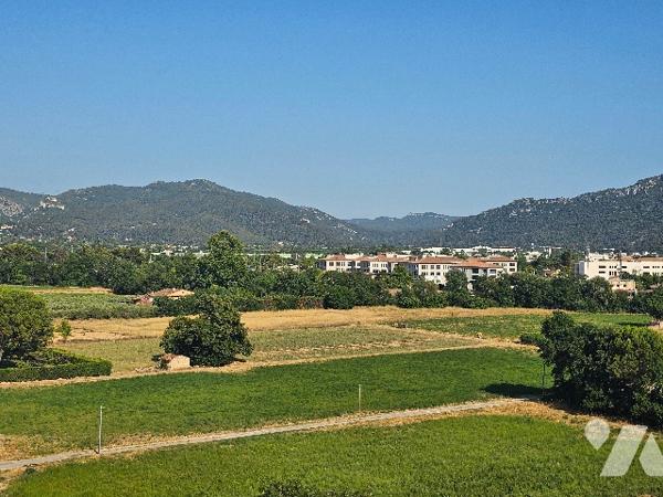 Appartement de type T3 rénové avec goût, belle vue dégagée sur la Sainte-Baume, avec cave et parking