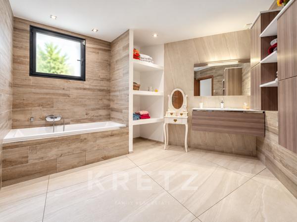 LA GARDE | VILLA CONTEMPORAINE 200 M², VUE MER, PISCINE, ROOFTOP ET ASCENSEUR