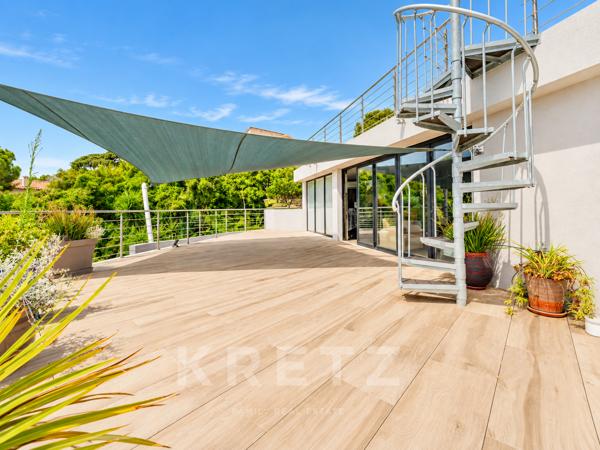 LA GARDE | VILLA CONTEMPORAINE 200 M², VUE MER, PISCINE, ROOFTOP ET ASCENSEUR