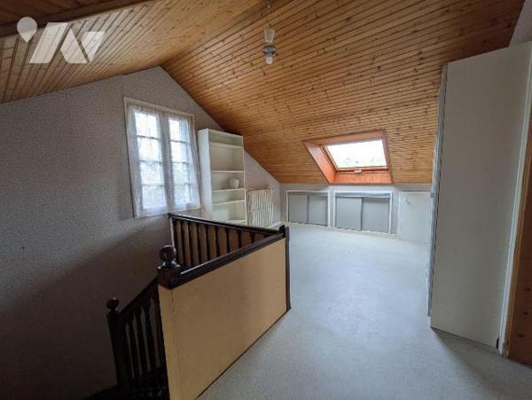 Quimperlé, haute ville, quartier recherché, au calme.
Maison de charme, composée comme suit:
...