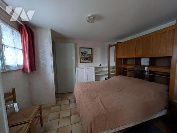 Quimperlé, haute ville, quartier recherché, au calme.
Maison de charme, composée comme suit:
...