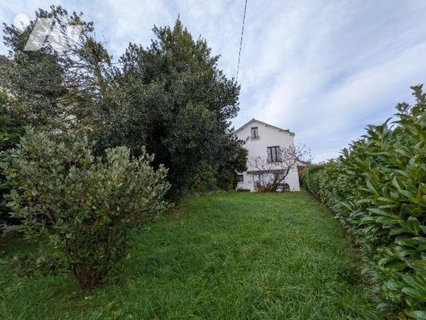 Quimperlé, haute ville, quartier recherché, au calme.
Maison de charme, composée comme suit:
...