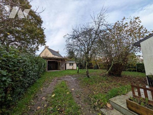 Quimperlé, haute ville, quartier recherché, au calme.
Maison de charme, composée comme suit:
...