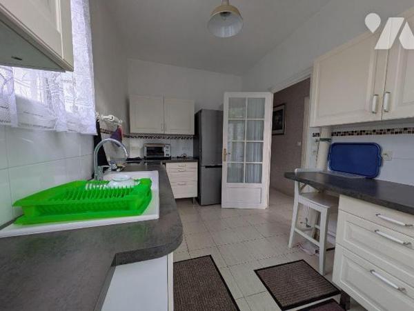 Quimperlé, haute ville, quartier recherché, au calme.
Maison de charme, composée comme suit:
...