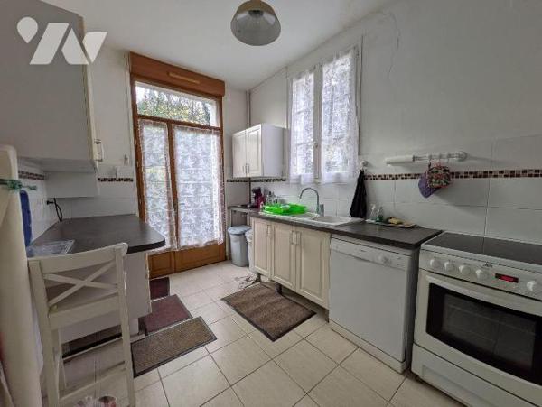 Quimperlé, haute ville, quartier recherché, au calme.
Maison de charme, composée comme suit:
...