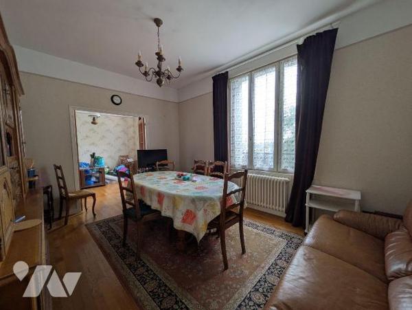 Quimperlé, haute ville, quartier recherché, au calme.
Maison de charme, composée comme suit:
...