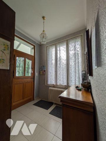 Quimperlé, haute ville, quartier recherché, au calme.
Maison de charme, composée comme suit:
...