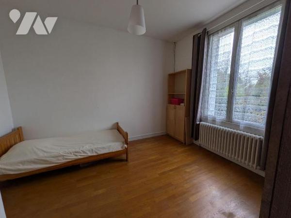 Quimperlé, haute ville, quartier recherché, au calme.
Maison de charme, composée comme suit:
...