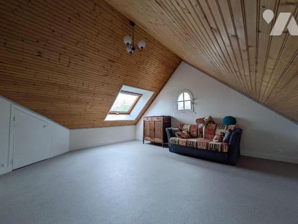 Quimperlé, haute ville, quartier recherché, au calme.
Maison de charme, composée comme suit:
...