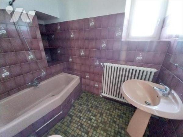 VAL D'IZE. En campagne, dans environnement calme, belle maison en pierres avec pièce de vie et ...