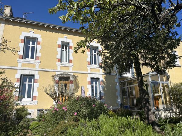 Poitiers (86000) POITIERS HAUTEURS OUEST BELLE MAISON DE VILLE POITEVINE DE 121 M2 AVEC JARDIN 500 M2