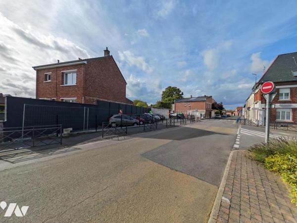SAINT SAULVE IMMEUBLE COMPRENANT MAISON AVEC TERRAIN DEPENDANCES ET GARAGE 