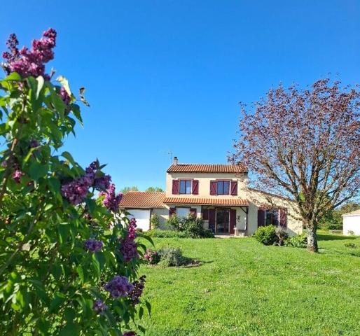 Belle maison familiale avec grand terrain à 10 min de Fontenay le comte