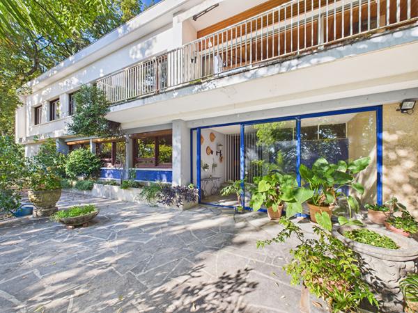 MAISON D'ARCHITECTE 300m² sur PARCELLE 27000m²