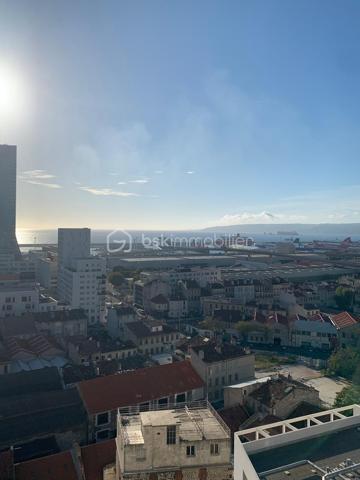 Dans une résidence récente et sécurisée, découvrez ce bel appartement T2 situé au 16ᵉ étage sur 17 avec ascenseur, offrant une agréable vue dégagée jusqu’à la mer.

D’une superficie fonctionnelle de 34m², l’appartement se compose d’une pièce de vie lumineuse avec cuisine ouverte avec climatisation réversible, prolongée par une belle terrasse de 11 m², idéale pour profiter pleinement de la vue et des extérieurs.

L’espace nuit comprend une chambre avec placard, ainsi qu’une salle d’eau avec WC.

Un véritable atout complète ce bien : une double place de stationnement en sous-sol, au sein d’un parking sécurisé, permettant de stationner facilement deux véhicules.

Les atouts :

* Résidence récente et sécurisée
* 16ᵉ étage avec ascenseur
* Grande terrasse de 11 m²
* Vue mer
* Pièce de vie avec cuisine ouverte et climatisation réversible
* Chambre avec placard
* Salle d’eau avec WC
* Double place de parking en sous-sol sécurisé

Un appartement idéal pour une résidence principale, un pied-à-terre ou un investissement, offrant confort, extérieur et vue dégagée proche des commodités.