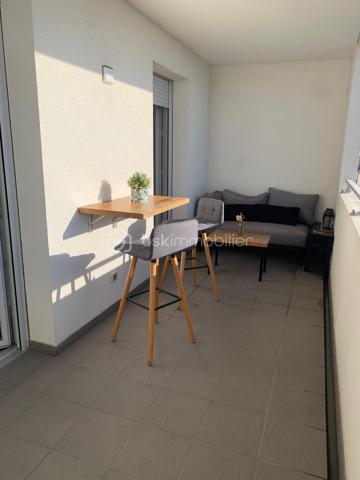 Dans une résidence récente et sécurisée, découvrez ce bel appartement T2 situé au 16ᵉ étage sur 17 avec ascenseur, offrant une agréable vue dégagée jusqu’à la mer.

D’une superficie fonctionnelle de 34m², l’appartement se compose d’une pièce de vie lumineuse avec cuisine ouverte avec climatisation réversible, prolongée par une belle terrasse de 11 m², idéale pour profiter pleinement de la vue et des extérieurs.

L’espace nuit comprend une chambre avec placard, ainsi qu’une salle d’eau avec WC.

Un véritable atout complète ce bien : une double place de stationnement en sous-sol, au sein d’un parking sécurisé, permettant de stationner facilement deux véhicules.

Les atouts :

* Résidence récente et sécurisée
* 16ᵉ étage avec ascenseur
* Grande terrasse de 11 m²
* Vue mer
* Pièce de vie avec cuisine ouverte et climatisation réversible
* Chambre avec placard
* Salle d’eau avec WC
* Double place de parking en sous-sol sécurisé

Un appartement idéal pour une résidence principale, un pied-à-terre ou un investissement, offrant confort, extérieur et vue dégagée proche des commodités.