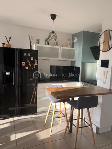 Dans une résidence récente et sécurisée, découvrez ce bel appartement T2 situé au 16ᵉ étage sur 17 avec ascenseur, offrant une agréable vue dégagée jusqu’à la mer.

D’une superficie fonctionnelle de 34m², l’appartement se compose d’une pièce de vie lumineuse avec cuisine ouverte avec climatisation réversible, prolongée par une belle terrasse de 11 m², idéale pour profiter pleinement de la vue et des extérieurs.

L’espace nuit comprend une chambre avec placard, ainsi qu’une salle d’eau avec WC.

Un véritable atout complète ce bien : une double place de stationnement en sous-sol, au sein d’un parking sécurisé, permettant de stationner facilement deux véhicules.

Les atouts :

* Résidence récente et sécurisée
* 16ᵉ étage avec ascenseur
* Grande terrasse de 11 m²
* Vue mer
* Pièce de vie avec cuisine ouverte et climatisation réversible
* Chambre avec placard
* Salle d’eau avec WC
* Double place de parking en sous-sol sécurisé

Un appartement idéal pour une résidence principale, un pied-à-terre ou un investissement, offrant confort, extérieur et vue dégagée proche des commodités.