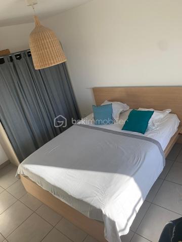Dans une résidence récente et sécurisée, découvrez ce bel appartement T2 situé au 16ᵉ étage sur 17 avec ascenseur, offrant une agréable vue dégagée jusqu’à la mer.

D’une superficie fonctionnelle de 34m², l’appartement se compose d’une pièce de vie lumineuse avec cuisine ouverte avec climatisation réversible, prolongée par une belle terrasse de 11 m², idéale pour profiter pleinement de la vue et des extérieurs.

L’espace nuit comprend une chambre avec placard, ainsi qu’une salle d’eau avec WC.

Un véritable atout complète ce bien : une double place de stationnement en sous-sol, au sein d’un parking sécurisé, permettant de stationner facilement deux véhicules.

Les atouts :

* Résidence récente et sécurisée
* 16ᵉ étage avec ascenseur
* Grande terrasse de 11 m²
* Vue mer
* Pièce de vie avec cuisine ouverte et climatisation réversible
* Chambre avec placard
* Salle d’eau avec WC
* Double place de parking en sous-sol sécurisé

Un appartement idéal pour une résidence principale, un pied-à-terre ou un investissement, offrant confort, extérieur et vue dégagée proche des commodités.