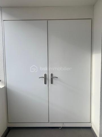 Dans une résidence récente et sécurisée, découvrez ce bel appartement T2 situé au 16ᵉ étage sur 17 avec ascenseur, offrant une agréable vue dégagée jusqu’à la mer.

D’une superficie fonctionnelle de 34m², l’appartement se compose d’une pièce de vie lumineuse avec cuisine ouverte avec climatisation réversible, prolongée par une belle terrasse de 11 m², idéale pour profiter pleinement de la vue et des extérieurs.

L’espace nuit comprend une chambre avec placard, ainsi qu’une salle d’eau avec WC.

Un véritable atout complète ce bien : une double place de stationnement en sous-sol, au sein d’un parking sécurisé, permettant de stationner facilement deux véhicules.

Les atouts :

* Résidence récente et sécurisée
* 16ᵉ étage avec ascenseur
* Grande terrasse de 11 m²
* Vue mer
* Pièce de vie avec cuisine ouverte et climatisation réversible
* Chambre avec placard
* Salle d’eau avec WC
* Double place de parking en sous-sol sécurisé

Un appartement idéal pour une résidence principale, un pied-à-terre ou un investissement, offrant confort, extérieur et vue dégagée proche des commodités.