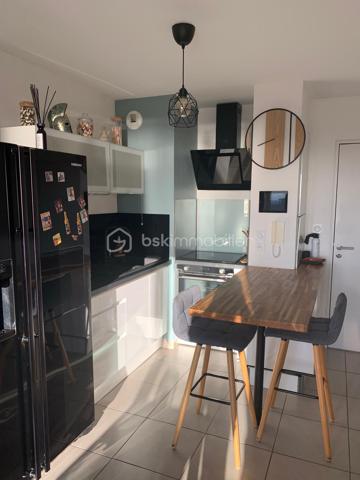 Dans une résidence récente et sécurisée, découvrez ce bel appartement T2 situé au 16ᵉ étage sur 17 avec ascenseur, offrant une agréable vue dégagée jusqu’à la mer.

D’une superficie fonctionnelle de 34m², l’appartement se compose d’une pièce de vie lumineuse avec cuisine ouverte avec climatisation réversible, prolongée par une belle terrasse de 11 m², idéale pour profiter pleinement de la vue et des extérieurs.

L’espace nuit comprend une chambre avec placard, ainsi qu’une salle d’eau avec WC.

Un véritable atout complète ce bien : une double place de stationnement en sous-sol, au sein d’un parking sécurisé, permettant de stationner facilement deux véhicules.

Les atouts :

* Résidence récente et sécurisée
* 16ᵉ étage avec ascenseur
* Grande terrasse de 11 m²
* Vue mer
* Pièce de vie avec cuisine ouverte et climatisation réversible
* Chambre avec placard
* Salle d’eau avec WC
* Double place de parking en sous-sol sécurisé

Un appartement idéal pour une résidence principale, un pied-à-terre ou un investissement, offrant confort, extérieur et vue dégagée proche des commodités.