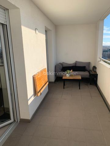 Dans une résidence récente et sécurisée, découvrez ce bel appartement T2 situé au 16ᵉ étage sur 17 avec ascenseur, offrant une agréable vue dégagée jusqu’à la mer.

D’une superficie fonctionnelle de 34m², l’appartement se compose d’une pièce de vie lumineuse avec cuisine ouverte avec climatisation réversible, prolongée par une belle terrasse de 11 m², idéale pour profiter pleinement de la vue et des extérieurs.

L’espace nuit comprend une chambre avec placard, ainsi qu’une salle d’eau avec WC.

Un véritable atout complète ce bien : une double place de stationnement en sous-sol, au sein d’un parking sécurisé, permettant de stationner facilement deux véhicules.

Les atouts :

* Résidence récente et sécurisée
* 16ᵉ étage avec ascenseur
* Grande terrasse de 11 m²
* Vue mer
* Pièce de vie avec cuisine ouverte et climatisation réversible
* Chambre avec placard
* Salle d’eau avec WC
* Double place de parking en sous-sol sécurisé

Un appartement idéal pour une résidence principale, un pied-à-terre ou un investissement, offrant confort, extérieur et vue dégagée proche des commodités.