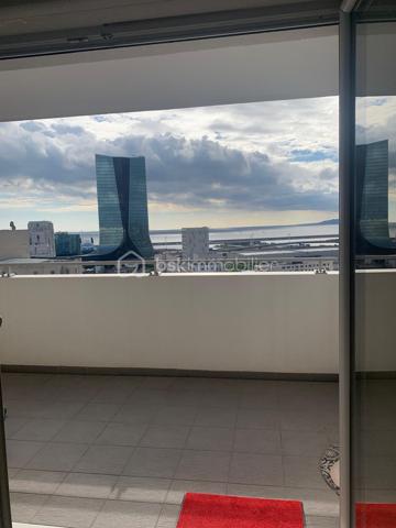 Dans une résidence récente et sécurisée, découvrez ce bel appartement T2 situé au 16ᵉ étage sur 17 avec ascenseur, offrant une agréable vue dégagée jusqu’à la mer.

D’une superficie fonctionnelle de 34m², l’appartement se compose d’une pièce de vie lumineuse avec cuisine ouverte avec climatisation réversible, prolongée par une belle terrasse de 11 m², idéale pour profiter pleinement de la vue et des extérieurs.

L’espace nuit comprend une chambre avec placard, ainsi qu’une salle d’eau avec WC.

Un véritable atout complète ce bien : une double place de stationnement en sous-sol, au sein d’un parking sécurisé, permettant de stationner facilement deux véhicules.

Les atouts :

* Résidence récente et sécurisée
* 16ᵉ étage avec ascenseur
* Grande terrasse de 11 m²
* Vue mer
* Pièce de vie avec cuisine ouverte et climatisation réversible
* Chambre avec placard
* Salle d’eau avec WC
* Double place de parking en sous-sol sécurisé

Un appartement idéal pour une résidence principale, un pied-à-terre ou un investissement, offrant confort, extérieur et vue dégagée proche des commodités.