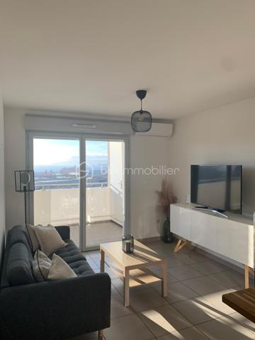 Dans une résidence récente et sécurisée, découvrez ce bel appartement T2 situé au 16ᵉ étage sur 17 avec ascenseur, offrant une agréable vue dégagée jusqu’à la mer.

D’une superficie fonctionnelle de 34m², l’appartement se compose d’une pièce de vie lumineuse avec cuisine ouverte avec climatisation réversible, prolongée par une belle terrasse de 11 m², idéale pour profiter pleinement de la vue et des extérieurs.

L’espace nuit comprend une chambre avec placard, ainsi qu’une salle d’eau avec WC.

Un véritable atout complète ce bien : une double place de stationnement en sous-sol, au sein d’un parking sécurisé, permettant de stationner facilement deux véhicules.

Les atouts :

* Résidence récente et sécurisée
* 16ᵉ étage avec ascenseur
* Grande terrasse de 11 m²
* Vue mer
* Pièce de vie avec cuisine ouverte et climatisation réversible
* Chambre avec placard
* Salle d’eau avec WC
* Double place de parking en sous-sol sécurisé

Un appartement idéal pour une résidence principale, un pied-à-terre ou un investissement, offrant confort, extérieur et vue dégagée proche des commodités.