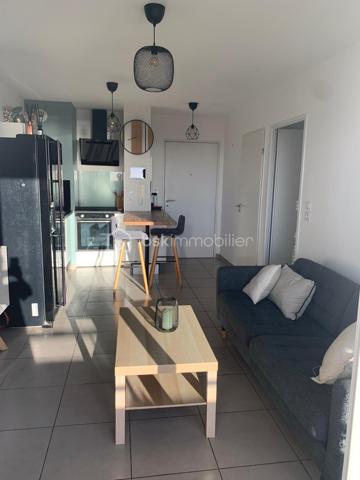 Dans une résidence récente et sécurisée, découvrez ce bel appartement T2 situé au 16ᵉ étage sur 17 avec ascenseur, offrant une agréable vue dégagée jusqu’à la mer.

D’une superficie fonctionnelle de 34m², l’appartement se compose d’une pièce de vie lumineuse avec cuisine ouverte avec climatisation réversible, prolongée par une belle terrasse de 11 m², idéale pour profiter pleinement de la vue et des extérieurs.

L’espace nuit comprend une chambre avec placard, ainsi qu’une salle d’eau avec WC.

Un véritable atout complète ce bien : une double place de stationnement en sous-sol, au sein d’un parking sécurisé, permettant de stationner facilement deux véhicules.

Les atouts :

* Résidence récente et sécurisée
* 16ᵉ étage avec ascenseur
* Grande terrasse de 11 m²
* Vue mer
* Pièce de vie avec cuisine ouverte et climatisation réversible
* Chambre avec placard
* Salle d’eau avec WC
* Double place de parking en sous-sol sécurisé

Un appartement idéal pour une résidence principale, un pied-à-terre ou un investissement, offrant confort, extérieur et vue dégagée proche des commodités.