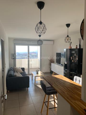 Dans une résidence récente et sécurisée, découvrez ce bel appartement T2 situé au 16ᵉ étage sur 17 avec ascenseur, offrant une agréable vue dégagée jusqu’à la mer.

D’une superficie fonctionnelle de 34m², l’appartement se compose d’une pièce de vie lumineuse avec cuisine ouverte avec climatisation réversible, prolongée par une belle terrasse de 11 m², idéale pour profiter pleinement de la vue et des extérieurs.

L’espace nuit comprend une chambre avec placard, ainsi qu’une salle d’eau avec WC.

Un véritable atout complète ce bien : une double place de stationnement en sous-sol, au sein d’un parking sécurisé, permettant de stationner facilement deux véhicules.

Les atouts :

* Résidence récente et sécurisée
* 16ᵉ étage avec ascenseur
* Grande terrasse de 11 m²
* Vue mer
* Pièce de vie avec cuisine ouverte et climatisation réversible
* Chambre avec placard
* Salle d’eau avec WC
* Double place de parking en sous-sol sécurisé

Un appartement idéal pour une résidence principale, un pied-à-terre ou un investissement, offrant confort, extérieur et vue dégagée proche des commodités.
