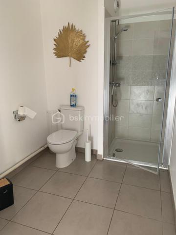 Dans une résidence récente et sécurisée, découvrez ce bel appartement T2 situé au 16ᵉ étage sur 17 avec ascenseur, offrant une agréable vue dégagée jusqu’à la mer.

D’une superficie fonctionnelle de 34m², l’appartement se compose d’une pièce de vie lumineuse avec cuisine ouverte avec climatisation réversible, prolongée par une belle terrasse de 11 m², idéale pour profiter pleinement de la vue et des extérieurs.

L’espace nuit comprend une chambre avec placard, ainsi qu’une salle d’eau avec WC.

Un véritable atout complète ce bien : une double place de stationnement en sous-sol, au sein d’un parking sécurisé, permettant de stationner facilement deux véhicules.

Les atouts :

* Résidence récente et sécurisée
* 16ᵉ étage avec ascenseur
* Grande terrasse de 11 m²
* Vue mer
* Pièce de vie avec cuisine ouverte et climatisation réversible
* Chambre avec placard
* Salle d’eau avec WC
* Double place de parking en sous-sol sécurisé

Un appartement idéal pour une résidence principale, un pied-à-terre ou un investissement, offrant confort, extérieur et vue dégagée proche des commodités.