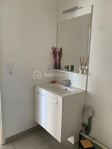 Dans une résidence récente et sécurisée, découvrez ce bel appartement T2 situé au 16ᵉ étage sur 17 avec ascenseur, offrant une agréable vue dégagée jusqu’à la mer.

D’une superficie fonctionnelle de 34m², l’appartement se compose d’une pièce de vie lumineuse avec cuisine ouverte avec climatisation réversible, prolongée par une belle terrasse de 11 m², idéale pour profiter pleinement de la vue et des extérieurs.

L’espace nuit comprend une chambre avec placard, ainsi qu’une salle d’eau avec WC.

Un véritable atout complète ce bien : une double place de stationnement en sous-sol, au sein d’un parking sécurisé, permettant de stationner facilement deux véhicules.

Les atouts :

* Résidence récente et sécurisée
* 16ᵉ étage avec ascenseur
* Grande terrasse de 11 m²
* Vue mer
* Pièce de vie avec cuisine ouverte et climatisation réversible
* Chambre avec placard
* Salle d’eau avec WC
* Double place de parking en sous-sol sécurisé

Un appartement idéal pour une résidence principale, un pied-à-terre ou un investissement, offrant confort, extérieur et vue dégagée proche des commodités.