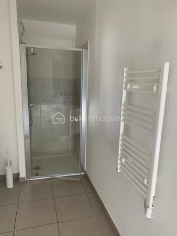 Dans une résidence récente et sécurisée, découvrez ce bel appartement T2 situé au 16ᵉ étage sur 17 avec ascenseur, offrant une agréable vue dégagée jusqu’à la mer.

D’une superficie fonctionnelle de 34m², l’appartement se compose d’une pièce de vie lumineuse avec cuisine ouverte avec climatisation réversible, prolongée par une belle terrasse de 11 m², idéale pour profiter pleinement de la vue et des extérieurs.

L’espace nuit comprend une chambre avec placard, ainsi qu’une salle d’eau avec WC.

Un véritable atout complète ce bien : une double place de stationnement en sous-sol, au sein d’un parking sécurisé, permettant de stationner facilement deux véhicules.

Les atouts :

* Résidence récente et sécurisée
* 16ᵉ étage avec ascenseur
* Grande terrasse de 11 m²
* Vue mer
* Pièce de vie avec cuisine ouverte et climatisation réversible
* Chambre avec placard
* Salle d’eau avec WC
* Double place de parking en sous-sol sécurisé

Un appartement idéal pour une résidence principale, un pied-à-terre ou un investissement, offrant confort, extérieur et vue dégagée proche des commodités.