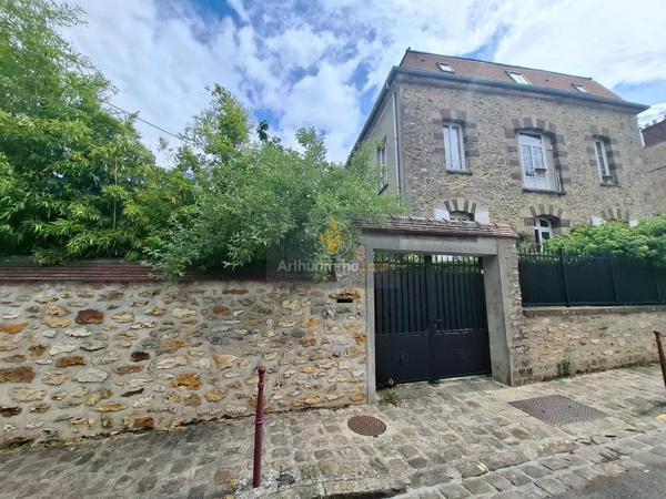 Vente                                                      Propriété
                        
                     12 pièces                      285 m2                     à Rozay-en-Brie