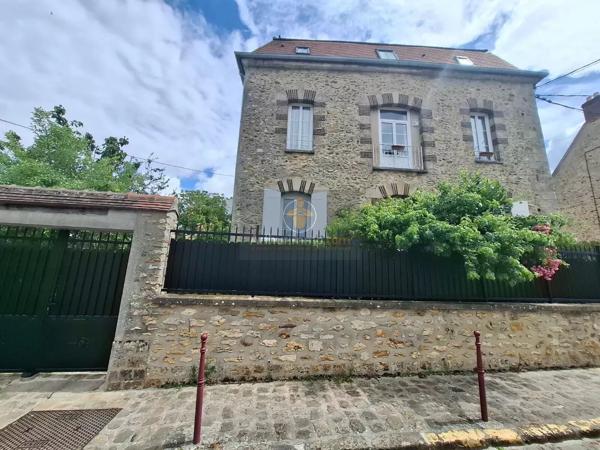 Vente                                                      Propriété
                        
                     12 pièces                      285 m2                     à Rozay-en-Brie