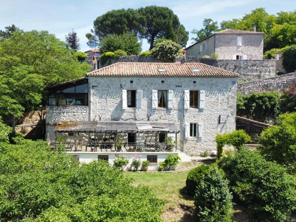 Propriété de caractère avec vue dominante et jardin en terrasses proche de Nérac, Lot et Garonne.