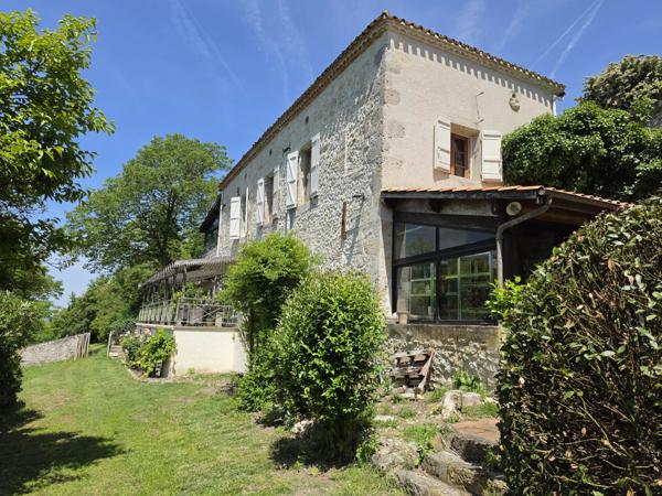 Propriété de caractère avec vue dominante et jardin en terrasses proche de Nérac, Lot et Garonne.