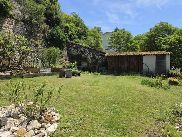 Propriété de caractère avec vue dominante et jardin en terrasses proche de Nérac, Lot et Garonne.