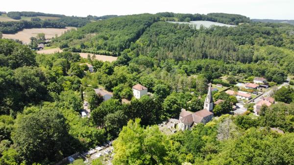 Propriété de caractère avec vue dominante et jardin en terrasses proche de Nérac, Lot et Garonne.