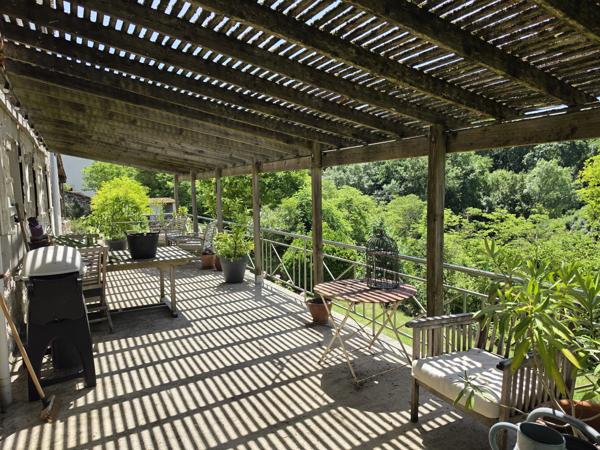 Propriété de caractère avec vue dominante et jardin en terrasses proche de Nérac, Lot et Garonne.