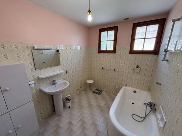 Maison type 7 + garage - SISTERON secteur le Gand