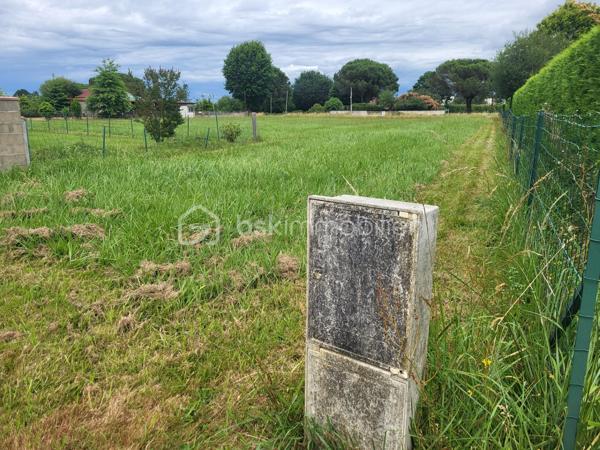 A saisir joli Terrain plat constructible viabilisé de 3201 m² à 1,5 kms du centre ville d’Aire sur Adour sur les hauteurs de la ville en zone non inondable

Terrain à bâtir situé à 2 minutes du centre et de toutes les commodités d'une ville offrant tous les services (écoles, collège, lycée, Polyclinique etc.....), il est prêt à accueillir vos projets de constructions (Libre choix du constructeur )

Terrain viabilisé en bordure de route (eau et électricité) en fond d’impasse.
Etude de sol sera réalisée ultérieurement.

Mer et montagne à 1H15 min

Contactez Frédéric CLEDES BSK Immobilier pour vous organiser une visite.
