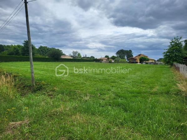 A saisir joli Terrain plat constructible viabilisé de 3201 m² à 1,5 kms du centre ville d’Aire sur Adour sur les hauteurs de la ville en zone non inondable

Terrain à bâtir situé à 2 minutes du centre et de toutes les commodités d'une ville offrant tous les services (écoles, collège, lycée, Polyclinique etc.....), il est prêt à accueillir vos projets de constructions (Libre choix du constructeur )

Terrain viabilisé en bordure de route (eau et électricité) en fond d’impasse.
Etude de sol sera réalisée ultérieurement.

Mer et montagne à 1H15 min

Contactez Frédéric CLEDES BSK Immobilier pour vous organiser une visite.