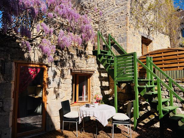Maison de village de 3 chambres avec cour secrète et terrasse dans une ruelle calme près de Gourdon