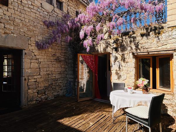 Maison de village de 3 chambres avec cour secrète et terrasse dans une ruelle calme près de Gourdon